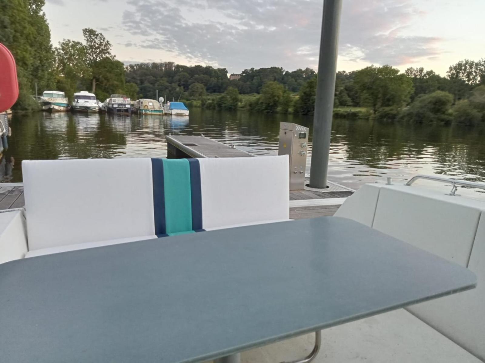 Bateau-Gite Sur Le Halage De La Mayenne L'Huisserie Extérieur photo